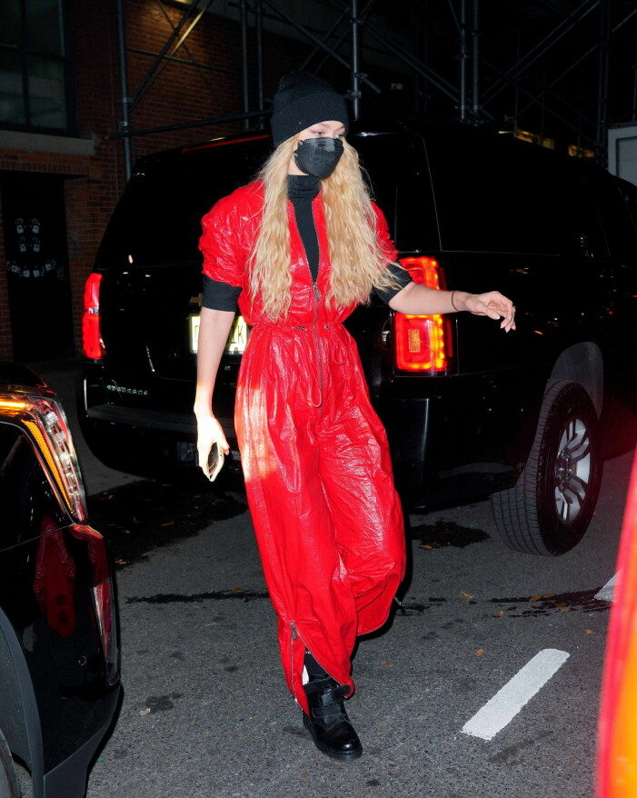 ***INGÅR EJ I AVTAL***11/22/2021 PREMIUM EXCLUSIVE: Gigi Hadid is spotted for the first time since breakup with Zayn Malik as she leaves a photoshoot with sister Bella Hadid in New York City. Gigi wore a black beanie, red Versace jumpsuit, and black boots. Bella wore a faux fur hat, striped blazer, pink shirt, baggy trousers, and animal print loafers. **VIDEO AVAILABLE**sales@theimagedirect.com Please byline:TheImageDirect.com*EXCLUSIVE PLEASE EMAIL sales@theimagedirect.com FOR FEES BEFORE USE