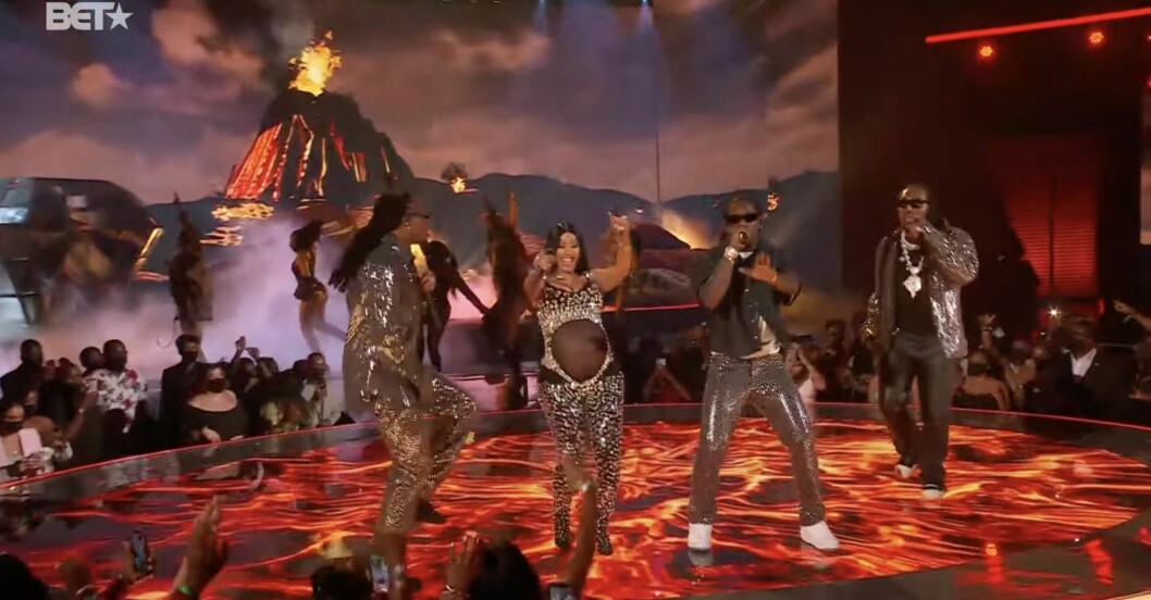 Cardi B hade anpassat sina scenkläder specifikt för gravidavslöjandet!