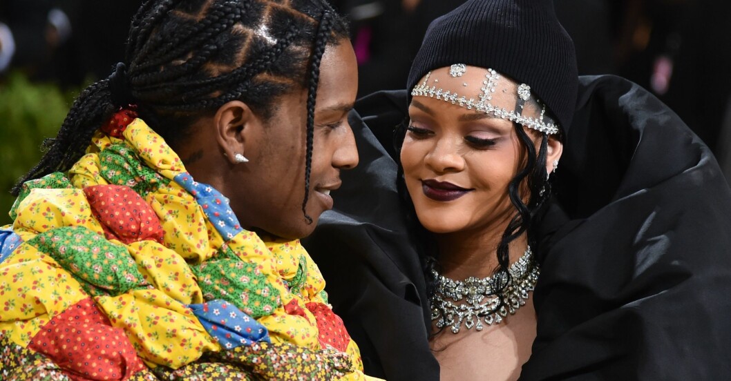Det färgglada plädliknande skynket lät ASAP rocky snart falla till marken för att matcha sin Rihanna i svart kostym. asap rocky och rihanna på met 2021