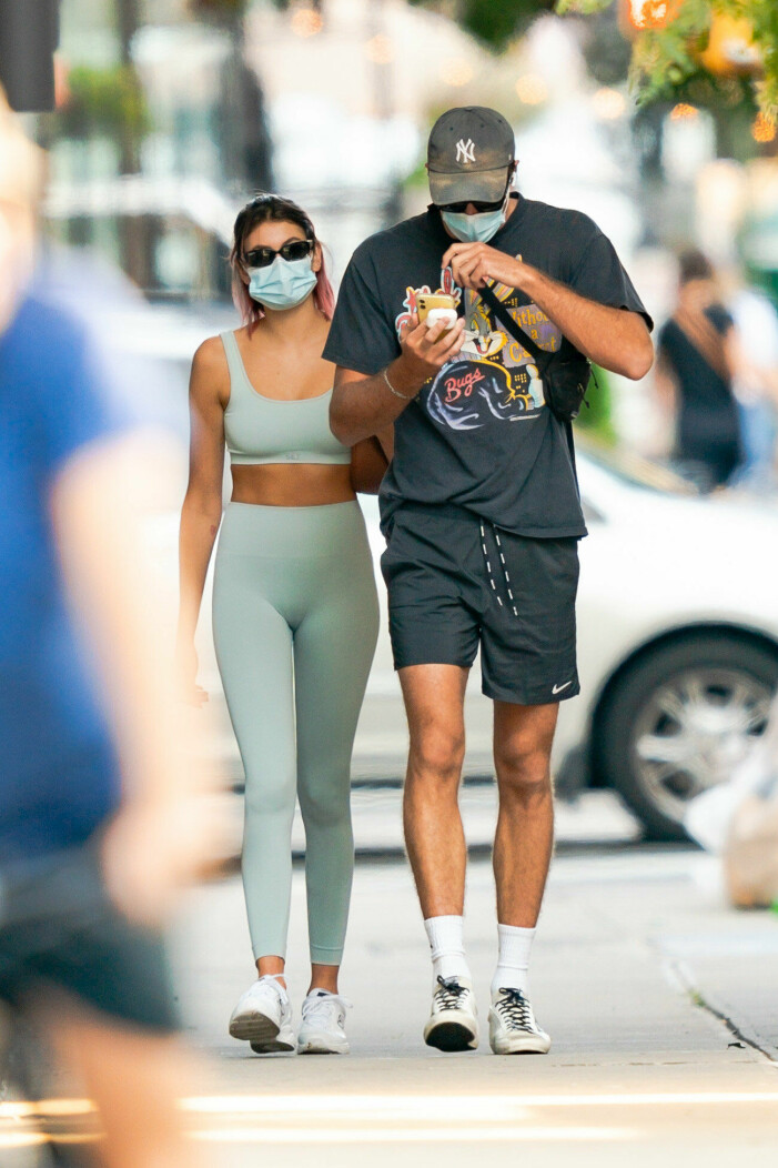 Vi har inte bara sett paret uppklädda, eller utklädda. De har fångats på bild flera gånger iklädda träningskläder eller mer avslappnade looks. Kaia gerber och jacob elordi