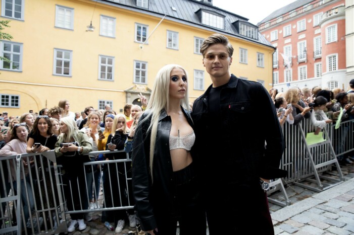Peg Parnevik och Filip Kaspersen Lamprecht i vimmlet på Rockbjörnen 2018. Peg parnevik och Filip på mingel under rockbjörnen 2018