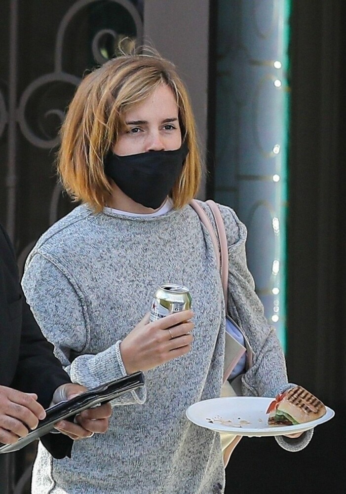 Emma Watson ute på tur i sin nya frisyr i Beverly Hill. Emma Watson frisyr 2021, bob.
