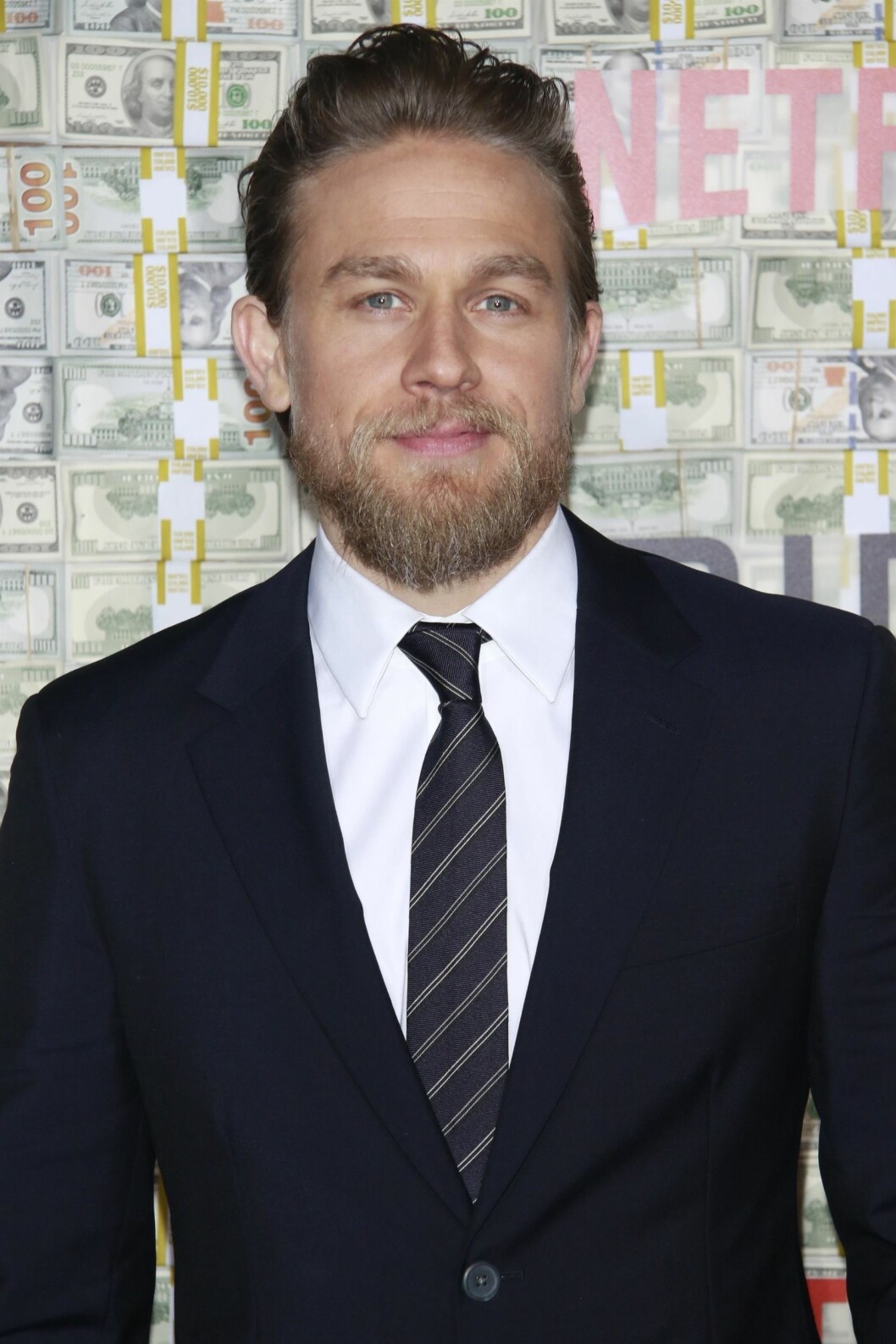 Charlie Hunnam som Dr. Carlisle Cullen