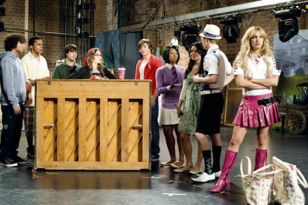 En litet gäng av casten i High School Musical återförenas på karaokeshowen. Corbin Bleu, Chris Warren Jr., Ryne Sanborn, Olesya Rulin, Zac Efron, Monique Coleman, Vanessa Hudgens, Lucas Grabeel, Ashley Tisdale i High School Musical.