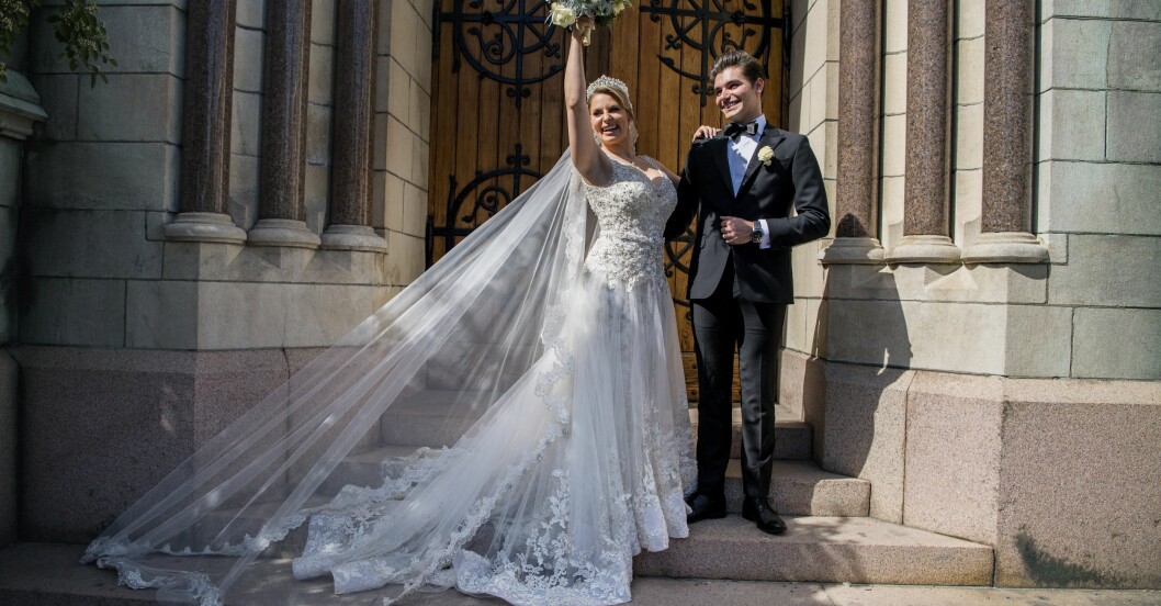 *** INGR EJ I AVTAL ***
Anton Ewald, sngare Sverige, gifter sig med Victoria Fajardo i Oscarskyrkan. familjen brllop
2017-05-27
(c) BYRMO CAROLINA / Aftonbladet / IBL Bildbyr
* * * EXPRESSEN OUT * * *
AFTONBLADET / 85440