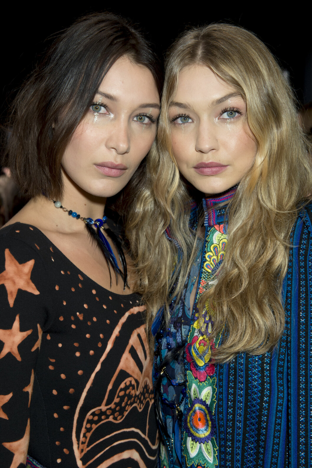Systrarna Hadid i enkel bas med snygg rouge. Bella och Gigi Hadid