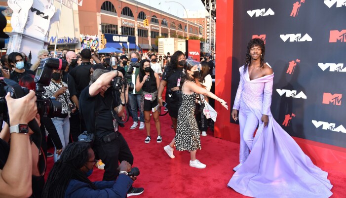 Lil Nas X klev fram i en lila pantsuit från Versace med matchande skor. lil nas x under mtv vma 2021.