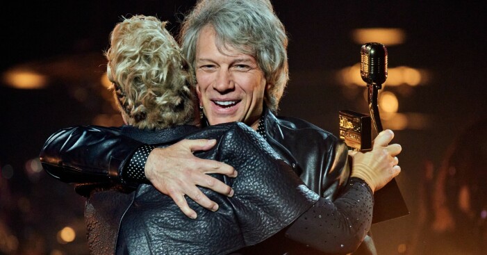 Jon Bon Jovi får en kram av Pink under Billboard Music Awards.