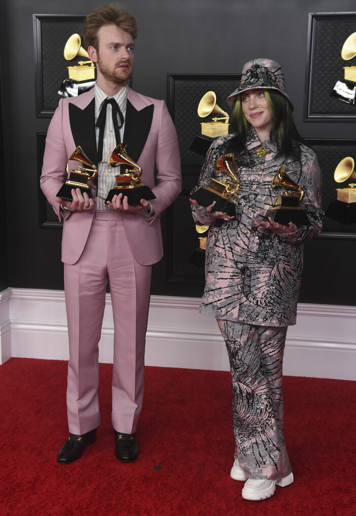 Finneas och Billie Eilish matchar i puderrosa. Finneas och Billie Eilish.