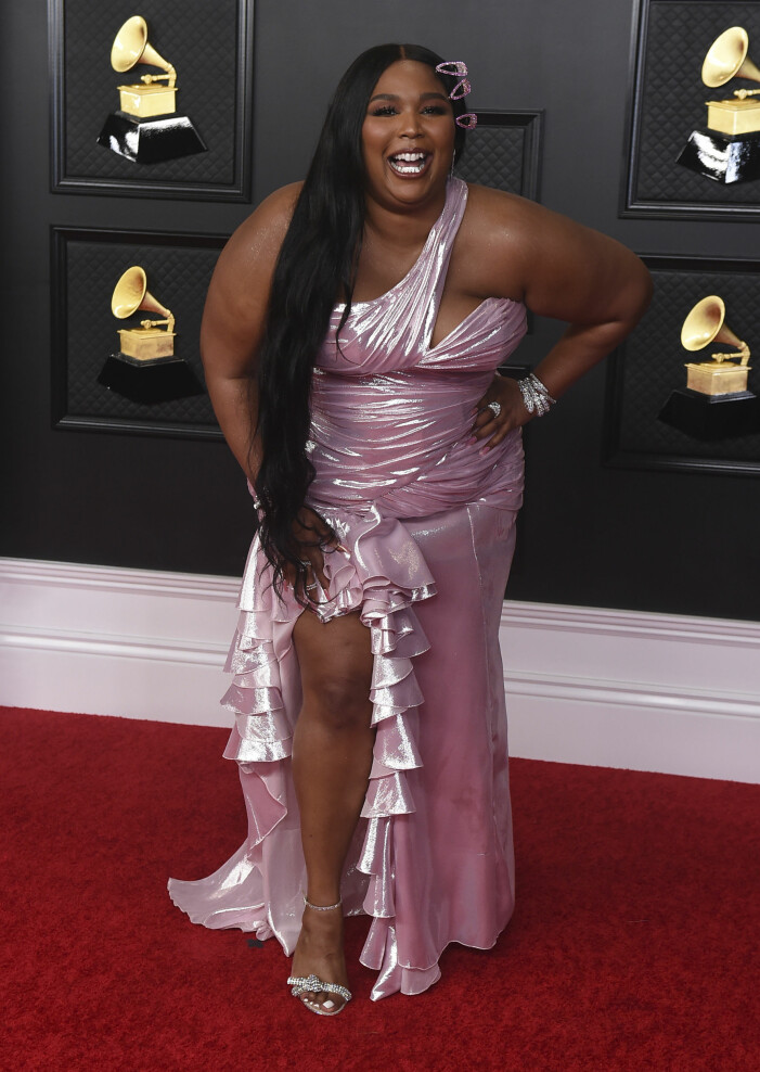 Lizzo i rosa volanger. Lizzo på grammygalan
