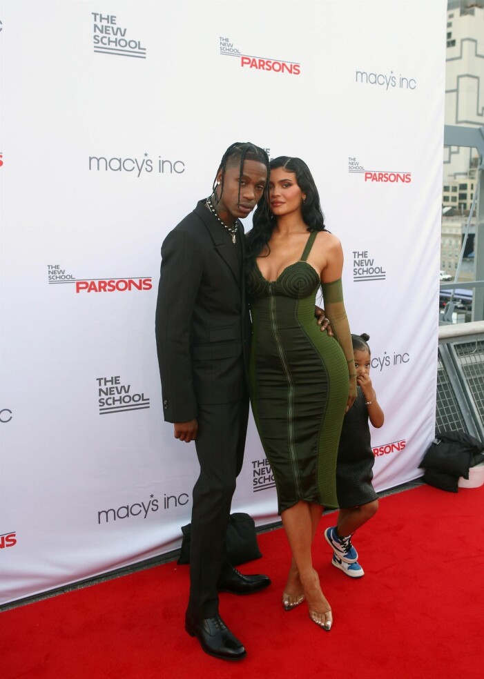 Travis Scott och Kylie Jenner med lilla Stormi bakom sig på röda mattan i New York under sommaren.