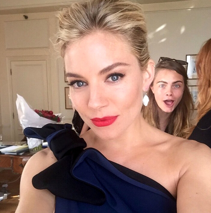 Cara DeLevingne photobombar Sienna Miller