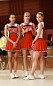 tre cheerleaders i dräkter