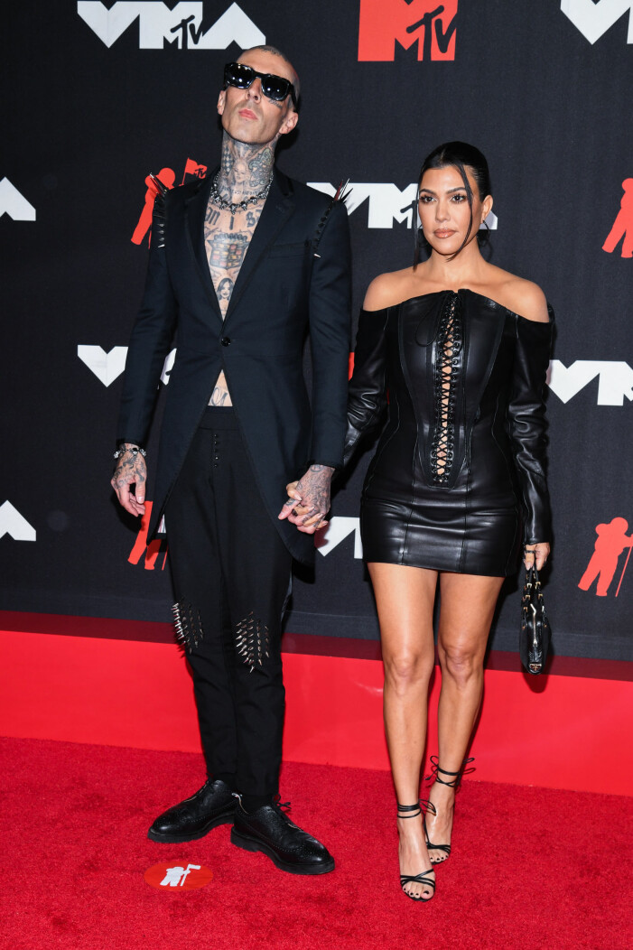 Ett av Hollywoods hetaste par, Travis Barker och Kourtney Kardashian, hand i hand på röda mattan.