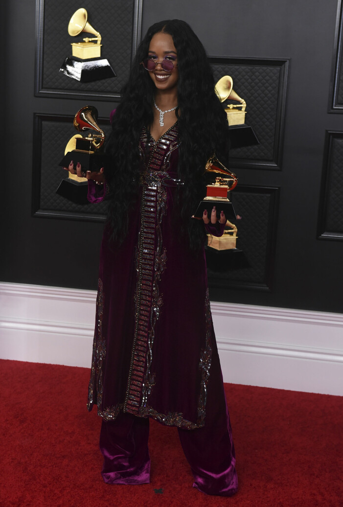 H.E.R. i matchande set och brillor. H.E.R på Grammygalan 2021.