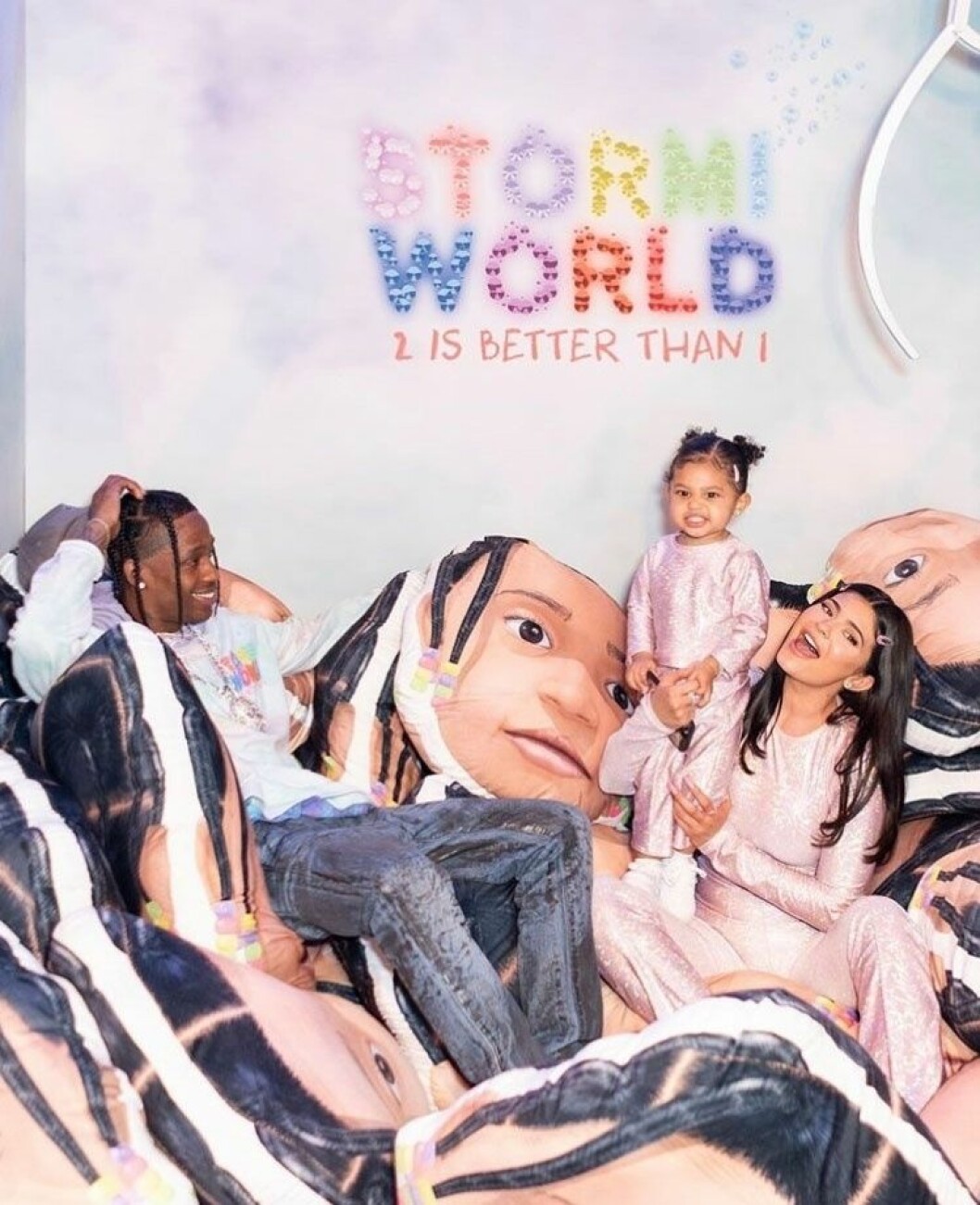 Så här såg det ut i fotobåset. Här tar mamma Kylie Jenner och pappa Travis Scott bilder med Stormi. Travis Scott, Kylie Jenner och Stormi Webster sitter på massa kuddar