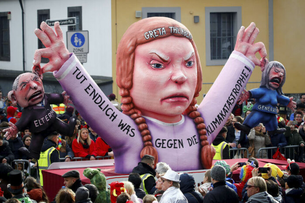 Figur av Greta Thunberg under en parad i Dusseldorf, Tyskland. Foto: REUTERS/Wolfgang Rattay Figur som efterliknar Greta Thunberg på en parad i Tyskland
