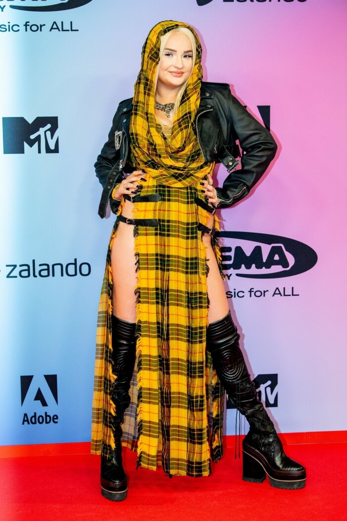 Tyska Kim Petras bjöd på medley av de två nya outgivna låtarna, <em>Coconuts</em> och <em>Hit it from the back</em>. Kim Petras gjorde en historisk EMAs-debut som den första transartisten att uppträda på galan.