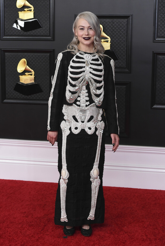 Phoebe Bridgers dök upp som skelett, ett glittrande sådant. Phoebe Bridgers på Grammygalan 2021.