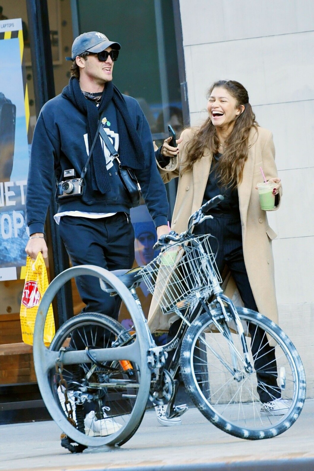 Jacob Elordi och Zendaya umgicks på tu man hand i New York. Jacob Elordi och Zendaya umgicks på tu man hand i New York.