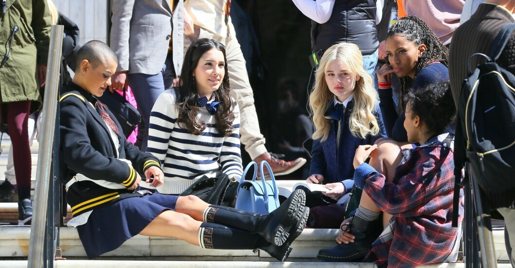 Paus i inspelningen av nya gossip girl. vi ser skådisarna Savannah Smith, Jordan Alexander, Emily Alyn Lind, Evan Mock, Thomas Doherty och Zión Moreno chilla lite i trappan.