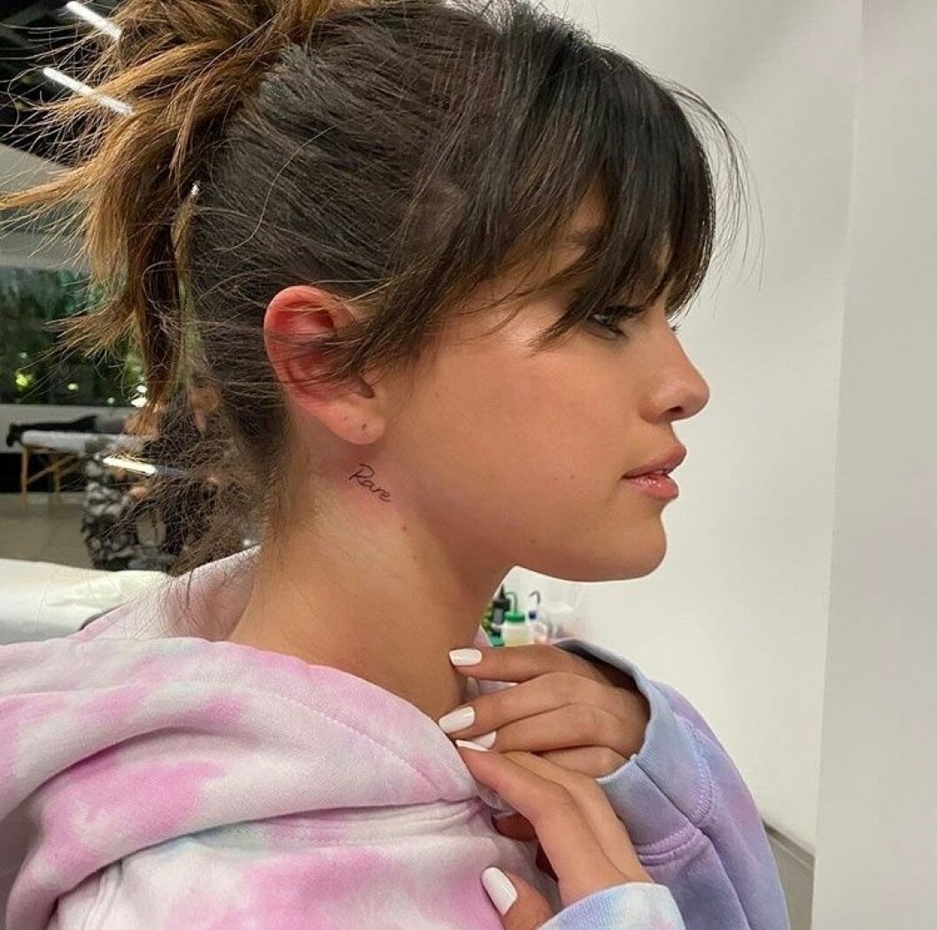Selena Gomez med nya tatueringen. Selena Gomez med nya tatueringen.