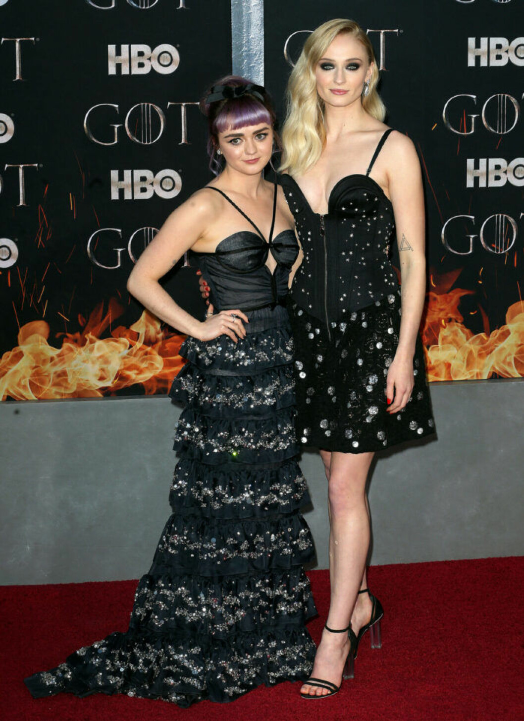 Maisie Williams och Sophie Turner på röda mattan. Maisie Williams och Sophie Turner på röda mattan.