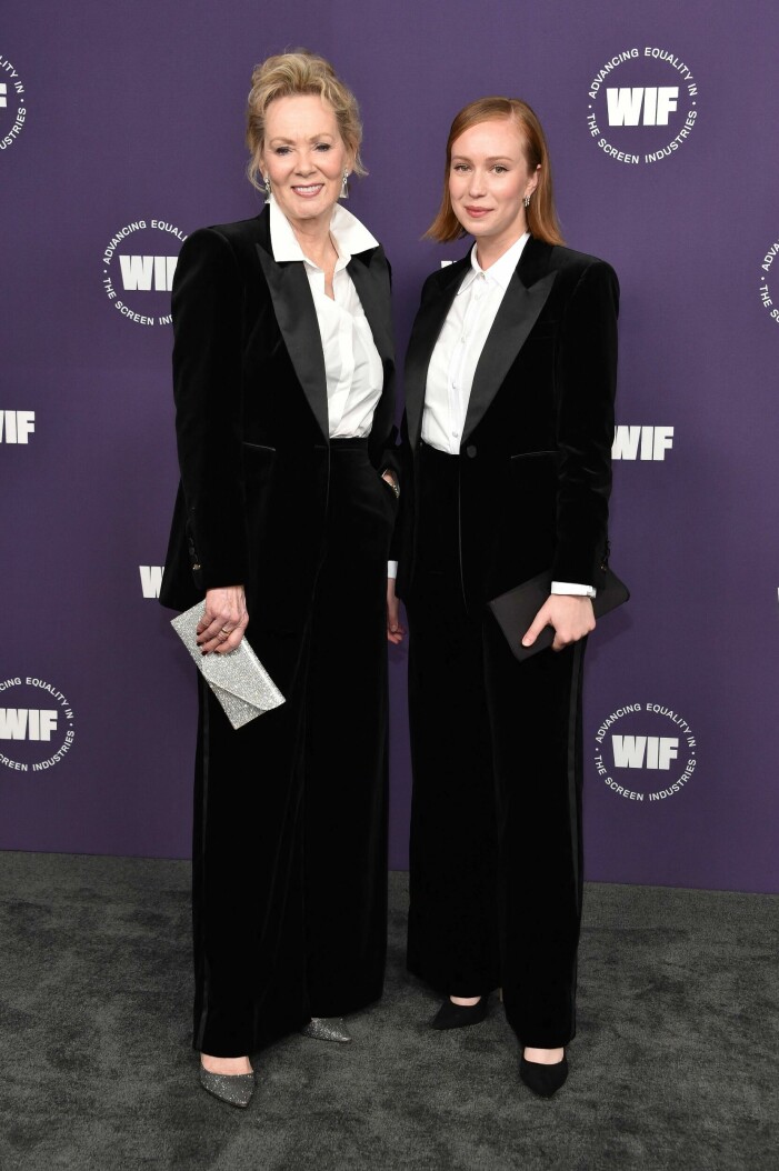 Jean Smart och Hannah Einbinder på röda mattan i likadana smookingar.