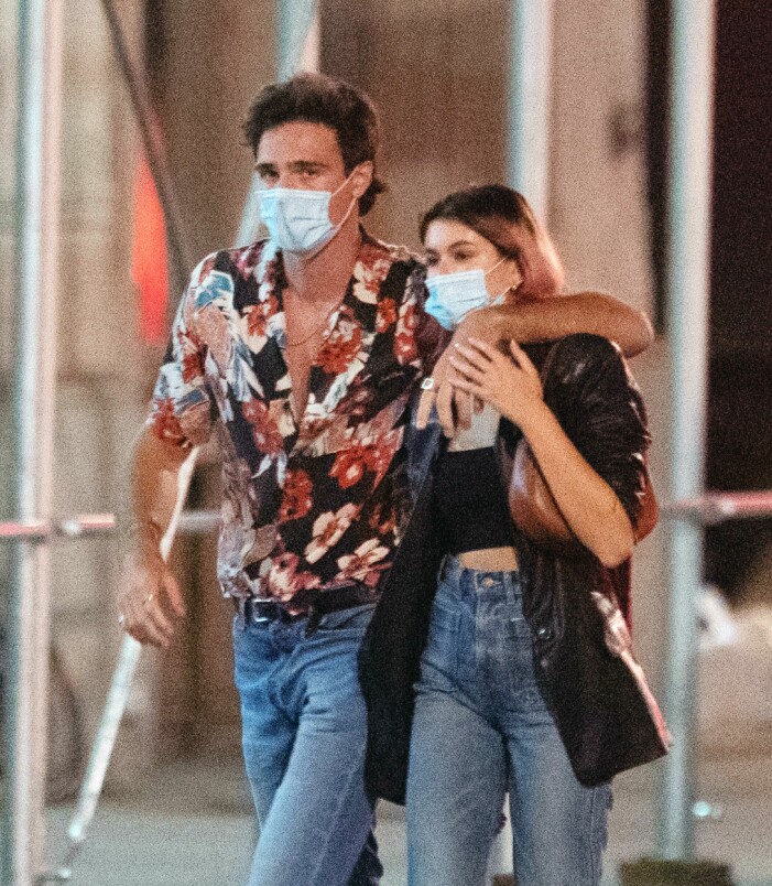 En av de första bilderna som togs på Kaia och Jacob, tätt ihop på New Yorks gator. Paret som träffades under en pandemi har tillbringat många dagar, kvällar och nätter med munskydd. Kaia gerber och jacob elordi