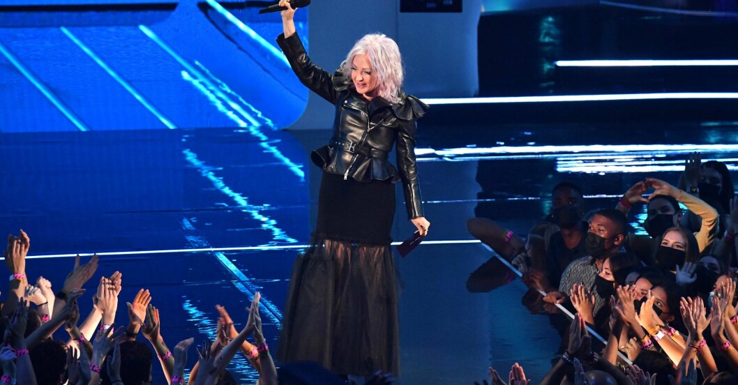 Publiken fullkomligt tappade det när Cyndi Lauper klev ut på scenen. cyndi lauper vma