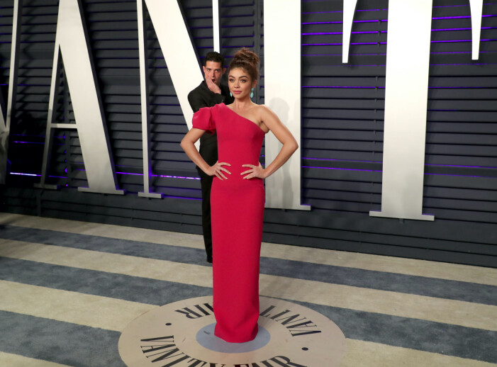 Wells Adams photobombar Sarah Hyland