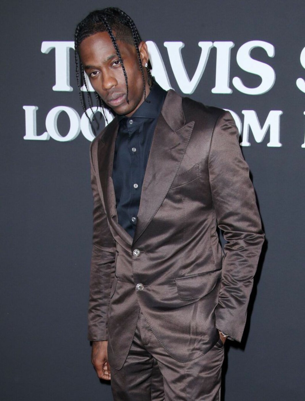 Travis Scott i brun kavaj