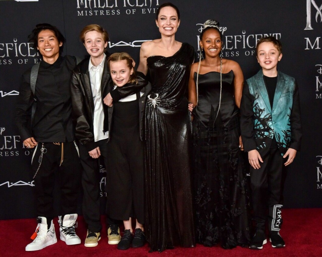 Här är Angelina med alla barnen utom Maddox på premiären till Maleficent. Från vänster: Pax, Shiloh, Vivian, Angelina, Zahara, Knox. Angelina Jolie står på röda mattan med sina barn