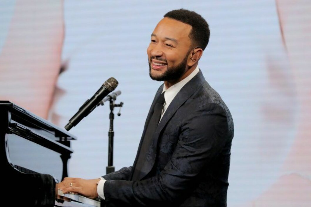 John Legend spelar piano