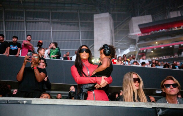 Systrarna Kardashian och sonen Psalm i publiken under Kanyes spelning i slutet på juli i år. kim khloe kardashian i publiken på spelning DONDA i atlanta.