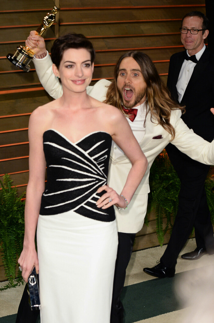 Jared Leto photobombar Anne Hathaway