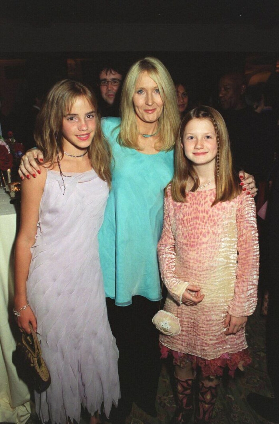 Bonnie Wright tillsammans med medskådespelerskan Emma Watson (som spelar Hermione) och J.K. Rowling på premiären av den andra filmen, <em>Harry Potter och Hemligheternas kammare</em>, 2002. J K ROWLING, EMMA WATSON och BONNIE WRIGHT på röda mattan i London 2002