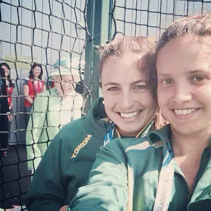 Drottning Elizabeth photobombar Australiskt hockeylag