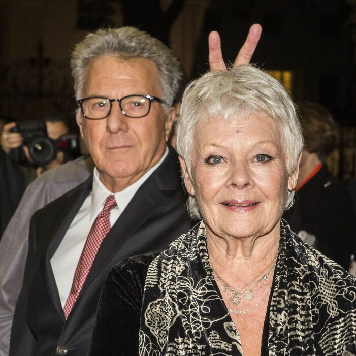 Dustin Hoffman photobombar Judi Dench