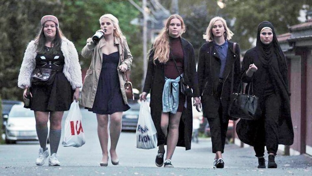 Från vänster: Chris, Vilde, Eva, Noora, Sana. fem tjejer går i rad på en väg
