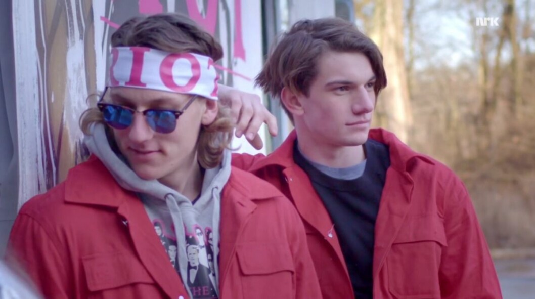William och Penetrators-gänget bjuder in tjejerna till sin russebuss i Skam. William och Penetrators-gänget bjuder in tjejerna till sin rullebuss i Skam.