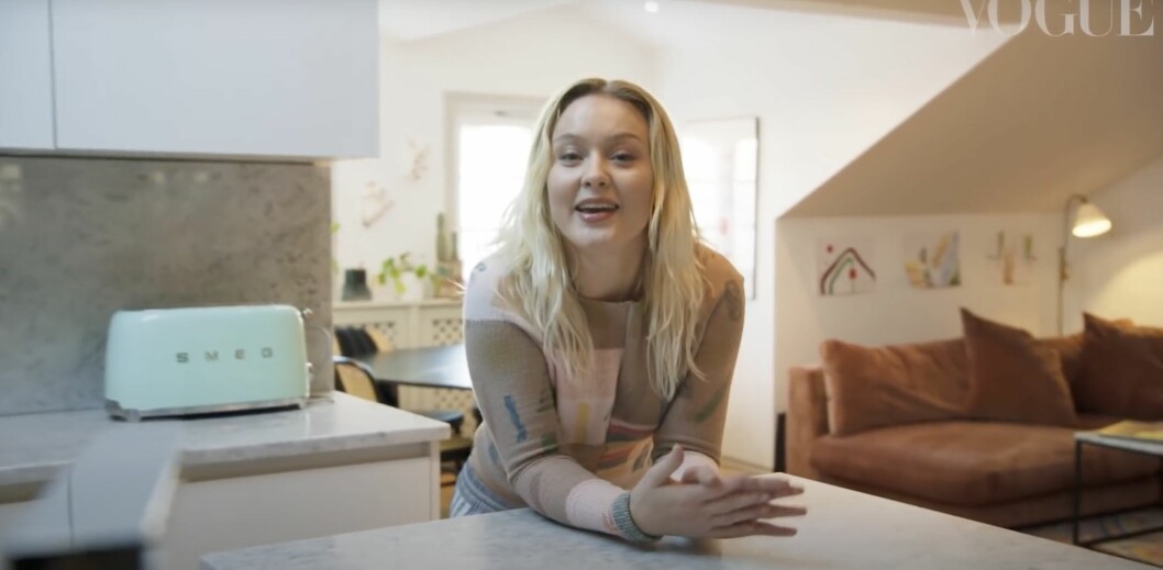 Zara Larsson i sitt kök.