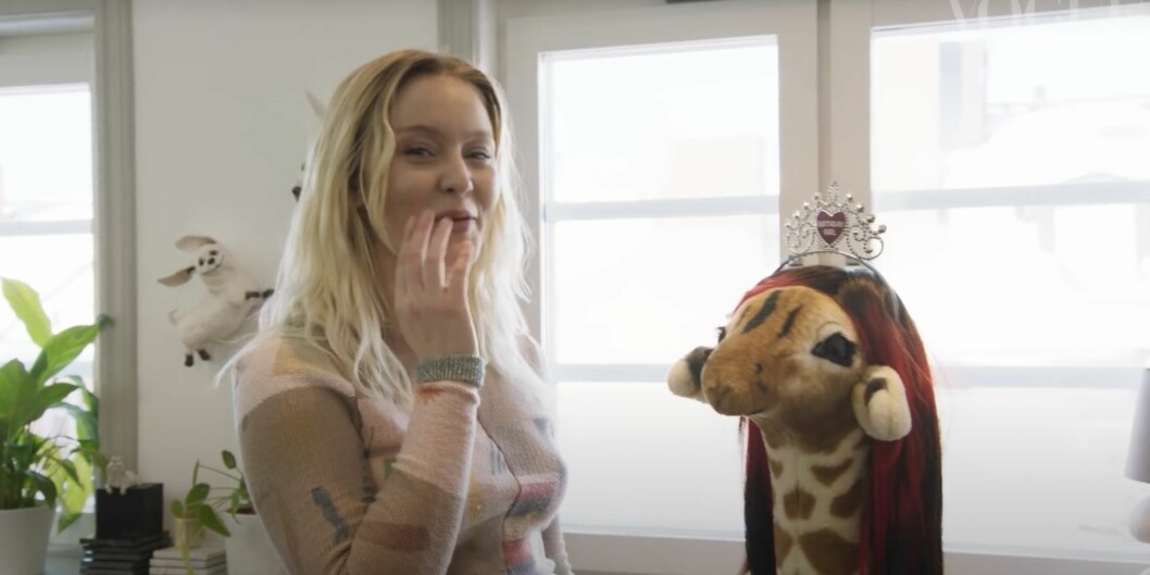 Zara med sin gosedjursgiraff, en av många skojiga detaljer i hemmet.