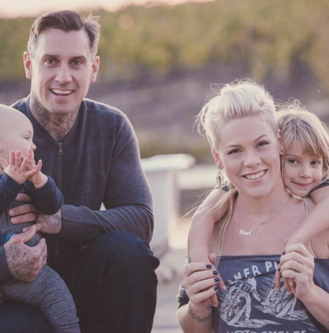 P!nk har skapat ett liv där familjen bestående av maken Carey Hart, sonen Jameson, 4, och dottern Willow, 9, kan vara med henne på turnéerna. Pink med famlj