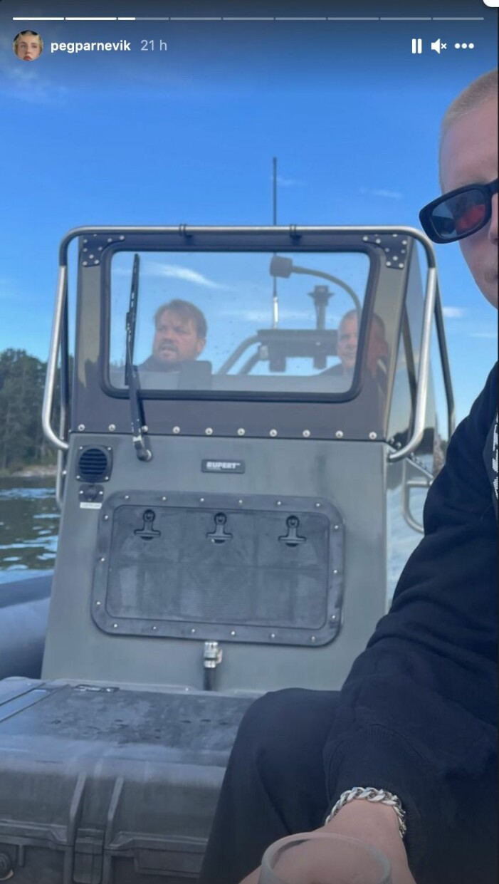 Åker båt med Penny Parneviks fästman Douglas Murray och Jesper Parnevik. Pegs bilder med okända killen