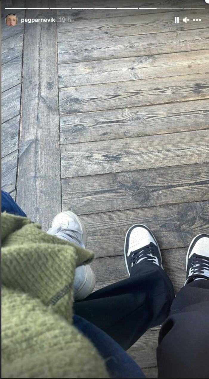 Sitter i personens knä. Pegs bilder med okända killen