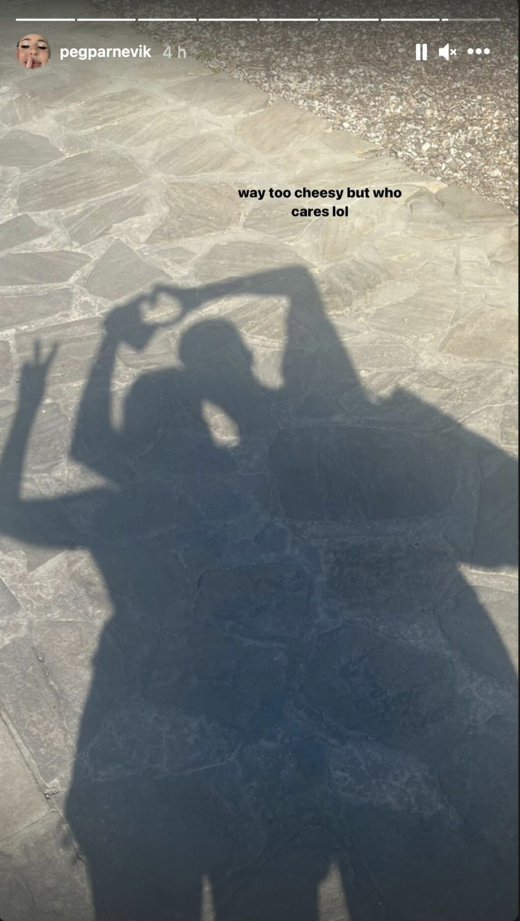 Peace & Love i Peg Parneviks Instagram story. bild från peg parneviks instagram story visar hennes och jesper niklassons skuggor