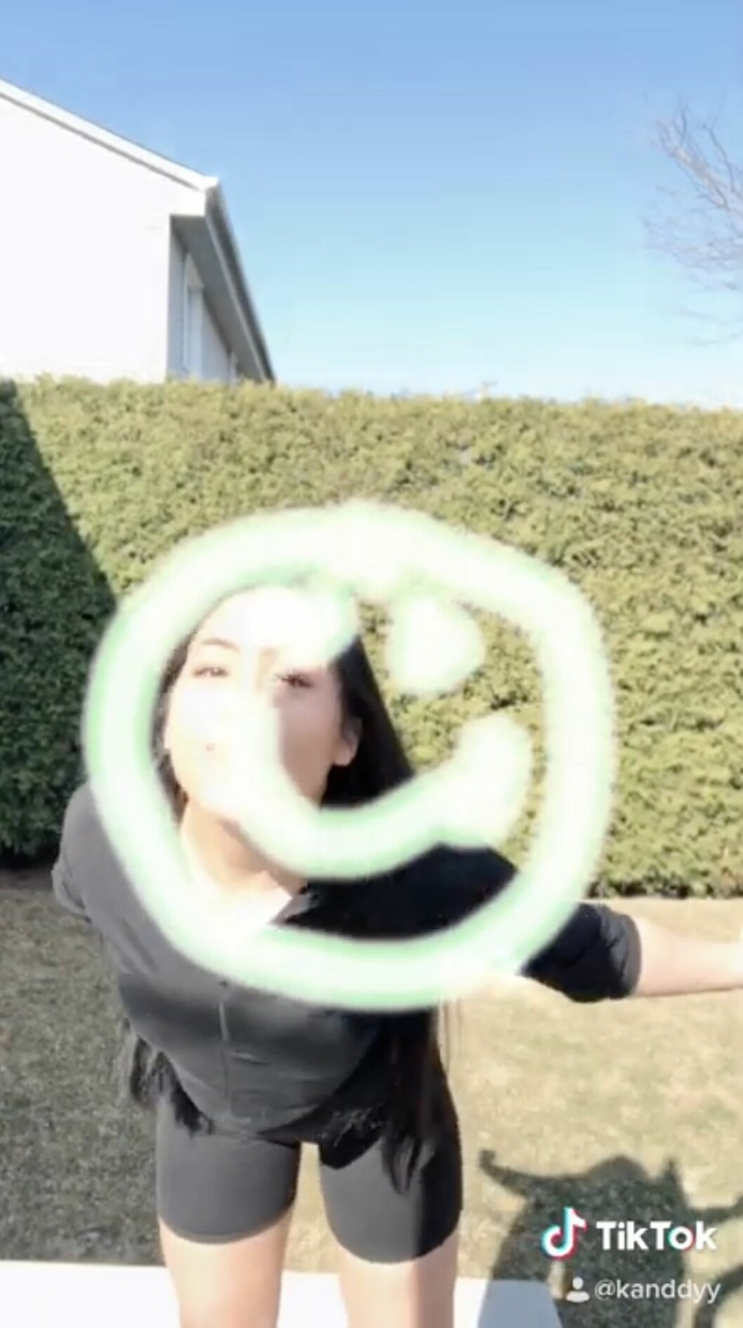 En populär challenge på TikTok nu är den där du ska rita en smiley med hjälp av näsan. En smiley och en tjej