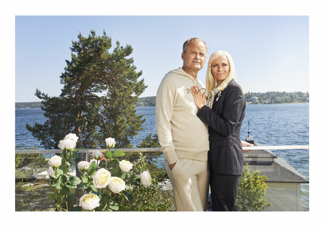 Johan Rheborg och Josephine Bornebusch håller ihop.
