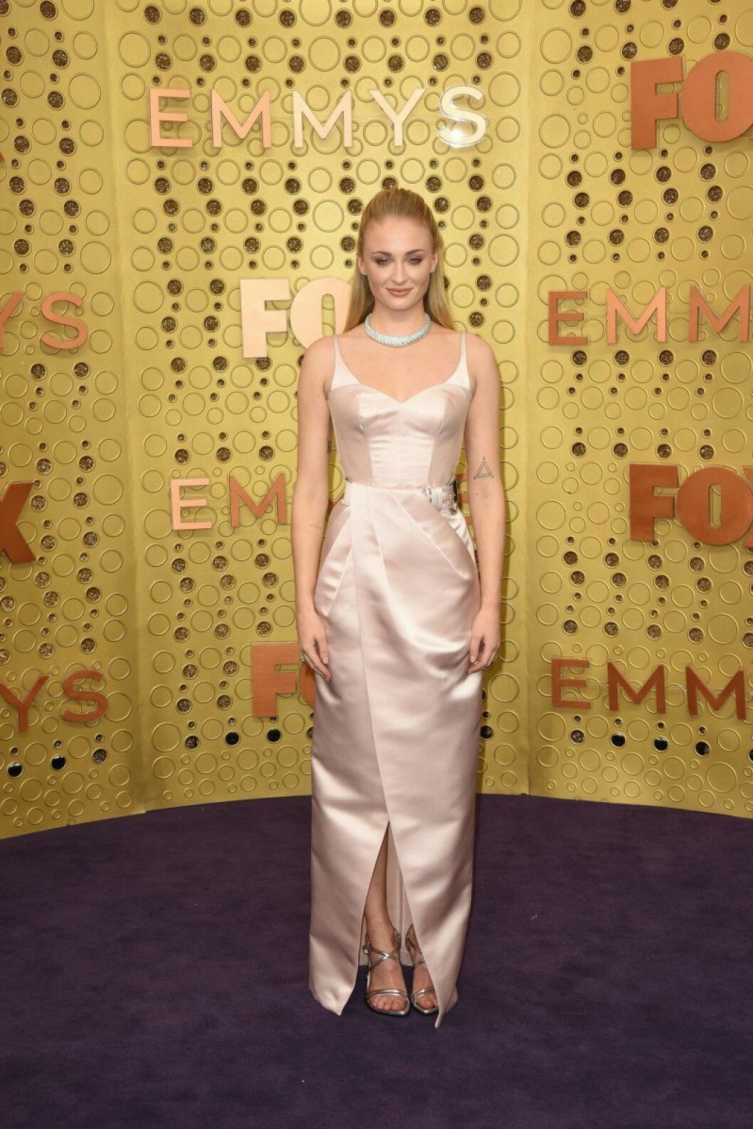 Sophie Turner. Sophie Turner på röda mattan på Emmy Awards 2019